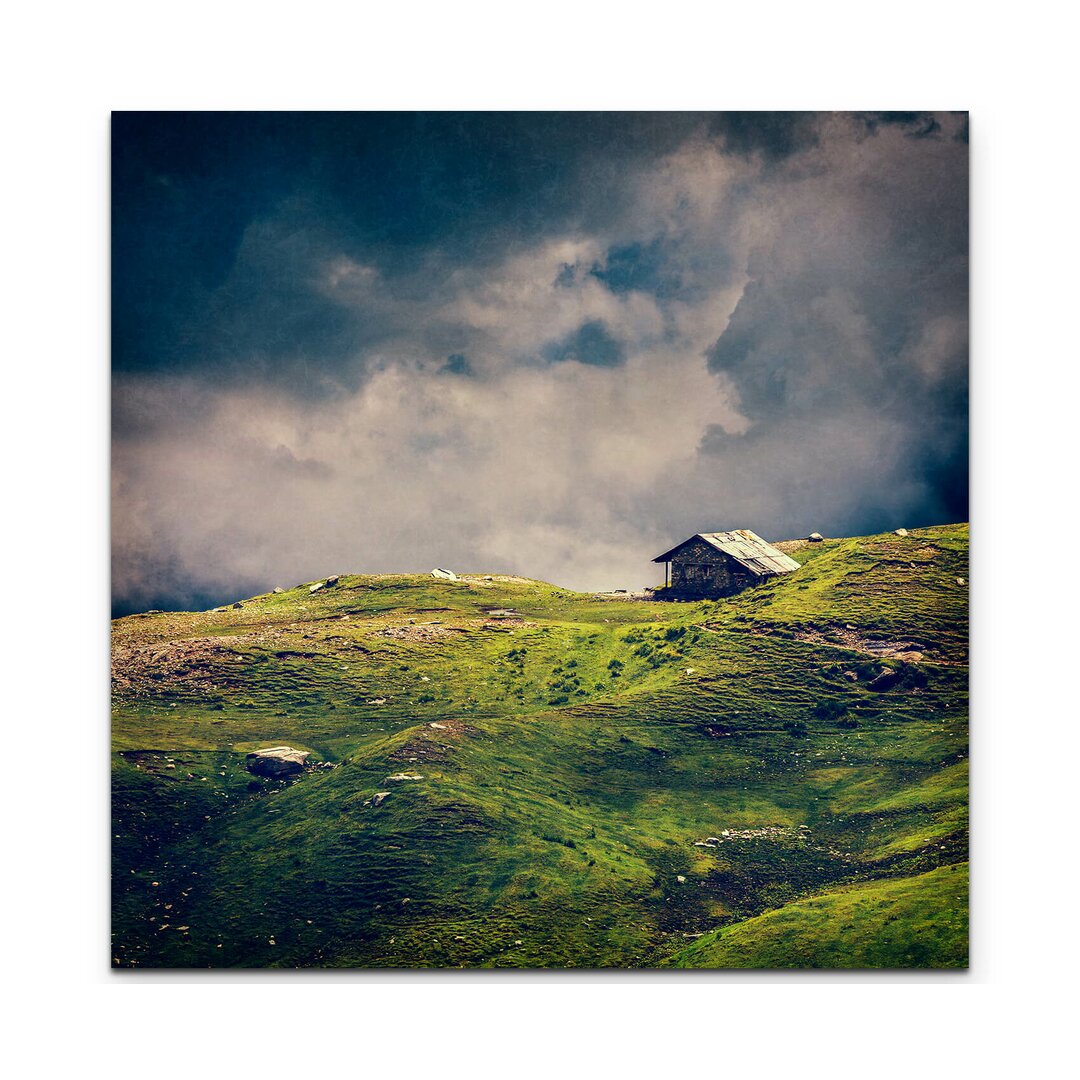 Leinwandbild Altes Haus in den Bergen auf einer Alpenwiese