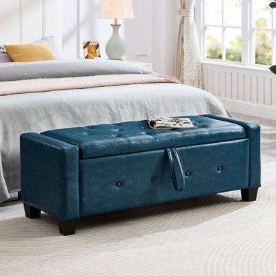 Banc bleu rembourré de 48 pouces, similicuir en polyuréthane, polyvalent pour la chambre à coucher, le salon, le banc à chaussures, l'espace de rangement spacieux, le revêtement en bois d'eucalyptus, les pieds noirs en plastique