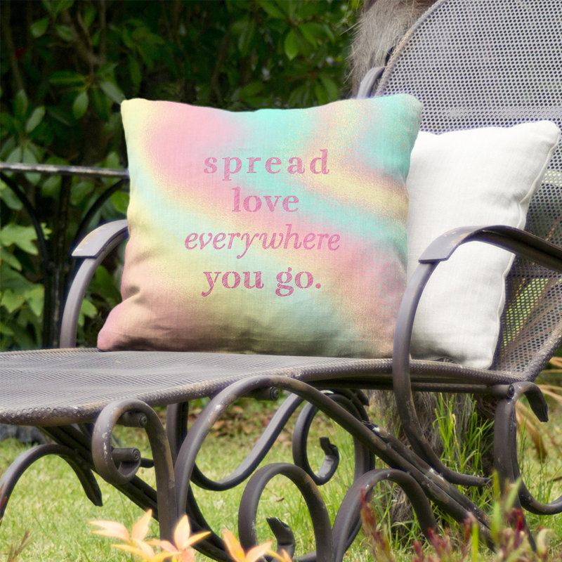 Coussin décoratif intérieur/extérieur spread love, 18 po x 18 po, Arc-en-ciel pastel