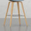 2 tabourets de bar - Siège et dossier incurvés, tissu bleu denim, pieds, repose-pieds pour plus de stabilité et de confort.