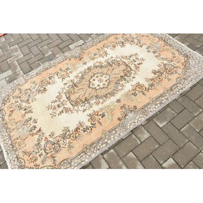 Tapis turc rétro de style floral beige et pêche pour une décoration intérieure unique et un style de plancher élégant