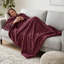 Plaid en fausse fourrure à chevrons de luxe, rouge port, 122 x 152 cm - Couverture en maille texturée ultra douce et confortable pour canapé, sofa ou lit