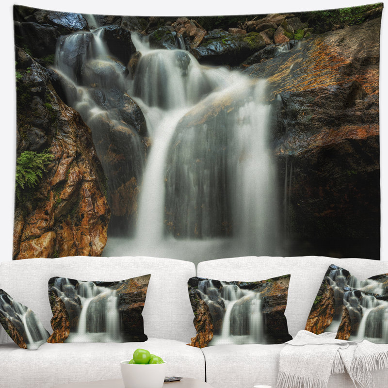 Tapisserie paysage paysage chute d'eau sur roches, H 68 po x l 80 po