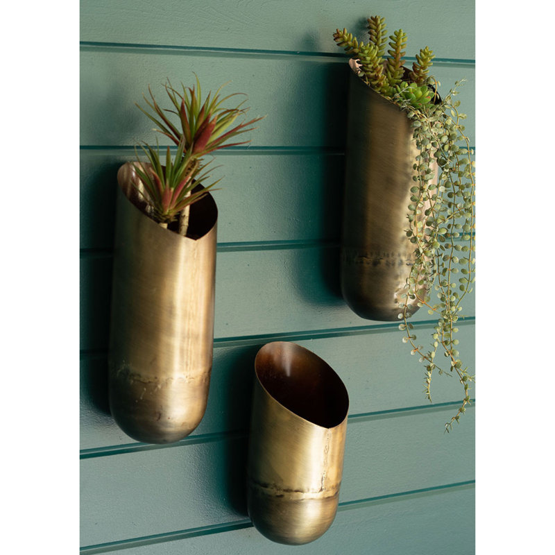 Ensemble de trois vases muraux en laiton antique