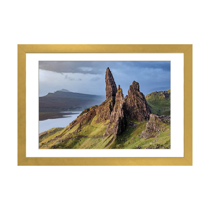 «Stormlight Over The Old Man Of Storr», reproduction d'art mural, papier d'art encadré, H 24 po x l 32 po, Doré