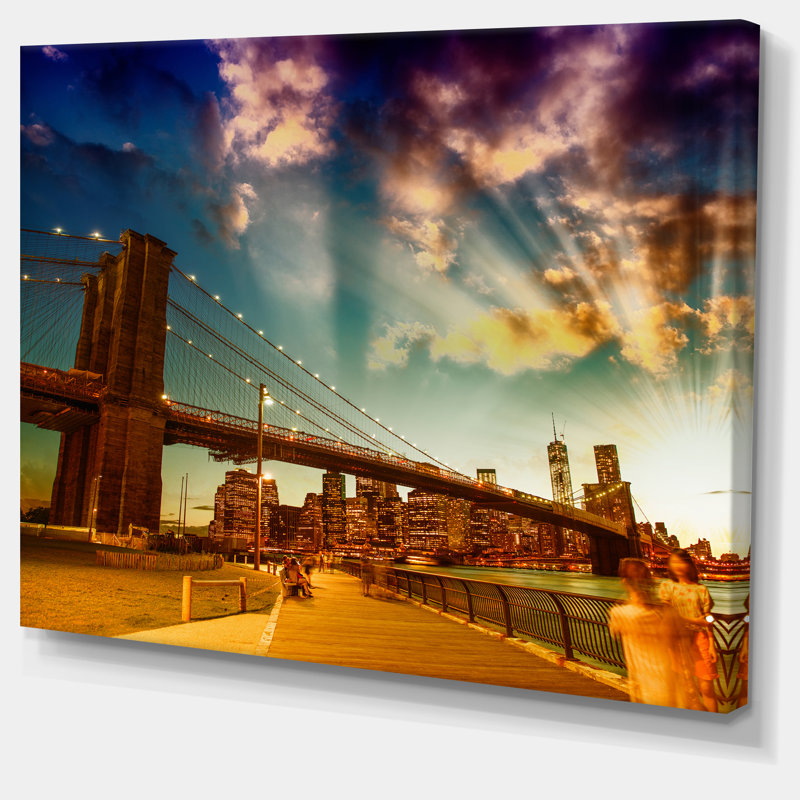 Relaxing in Brooklyn Bridge Park - reproduction de photo sur toile tendue, H 12 po x l 20 po
