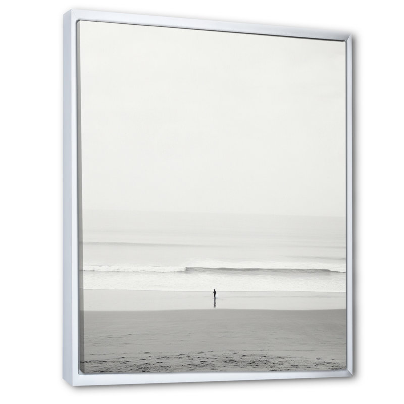 Minimalisme noir et blanc photo de plage V - art mural plage côtière, H 32 po x l 24 po x P 1 po, Cadre flottant blanc