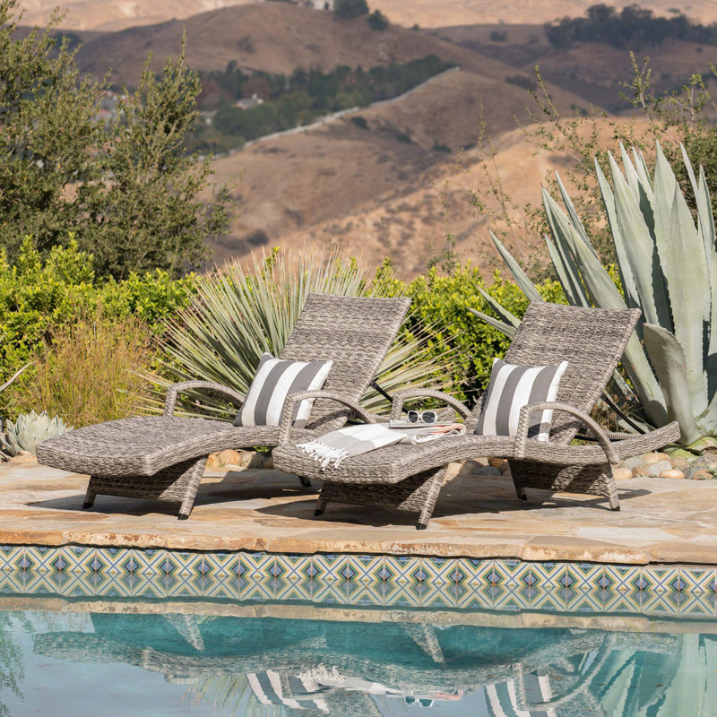 Chaise longue confortable en osier de polyéthylène gris, parfaite pour une détente et un style en plein air toute l'année.