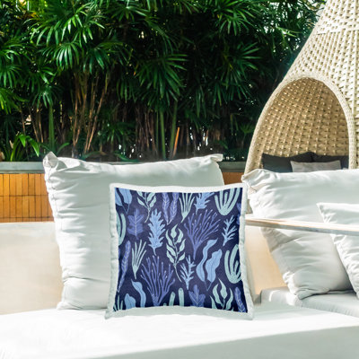 Coussin bleu d'extérieur imprimé motif de plantes corail mélangées par Aralma