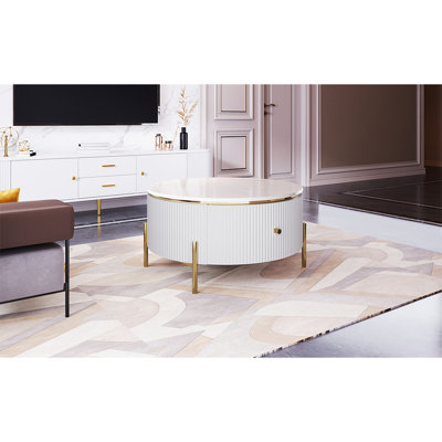 Table de jardin à la mode ronde, 2 boîtes de tiroirs spacieuses, finition en marbre magnifique, corps robuste, embellissements de pieds dorés, table de bout de style moderne avec tiroirs généreux, motif magnifique, pieds