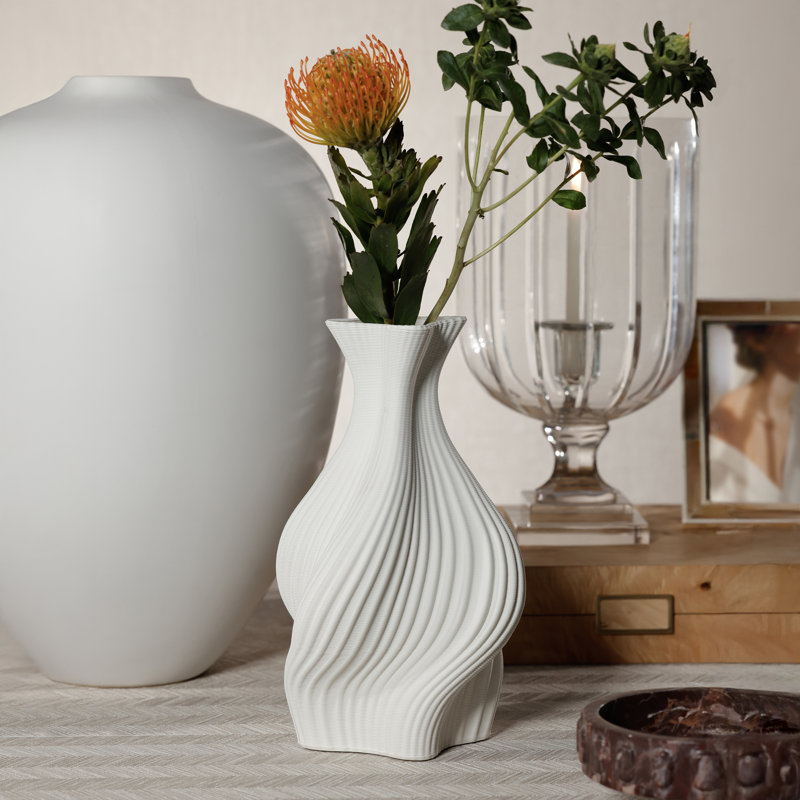 Vase en céramique texturé tourbillonnant