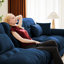 Fauteuil à deux places en velours bleu avec traversin rond, conception élégante exquise pour le salon, coussins décoratifs en forme de nuage, rembourrage, structure divisée flexible au-dessus de l'allure rétro