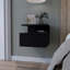 1 table de chevet noire avec 2 tablettes pour la chambre à coucher, 1 tiroir et une beauté-426263598