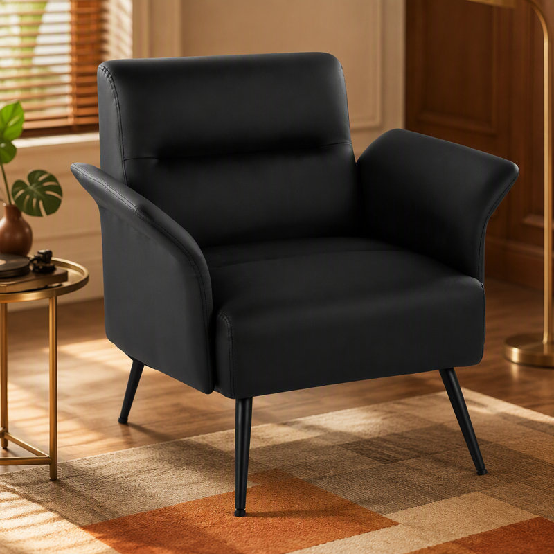 Fauteuil d'appoint contemporain avec pieds en métal noir et revêtement en similicuir, idéal pour les intérieurs modernes et offrant une assise confortable.