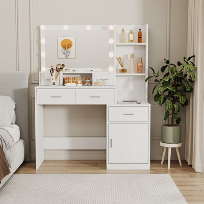 Une coiffeuse avec miroir est équipée d'un support pour sèche-cheveux