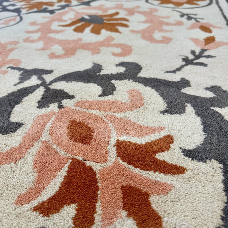 Tapis en laine à médaillon floral transitionnel crème, rouge, gris et pêche Hocker Authentic, 5 pi x 7 pi 6 po