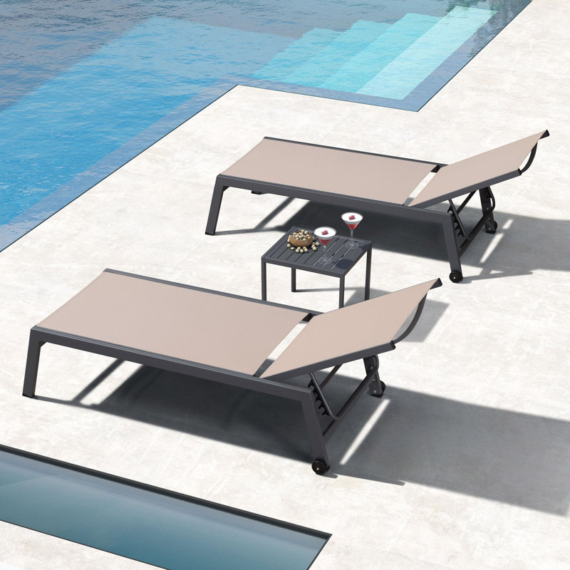Ensemble de 2 chaises longues d'extérieur Latitude Run® avec cadre en aluminium et roues de piscine faciles à déplacer pour la table d'appoint