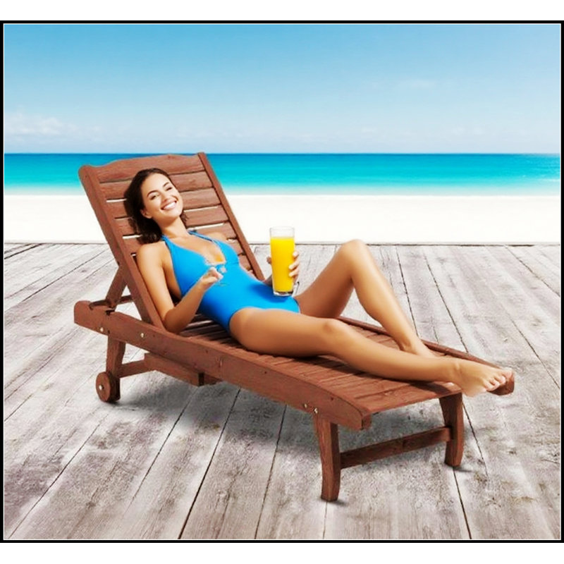 Chaise longue d'extérieur en bois avec table coulissante et positions inclinables réglables pour la détente au bord de la piscine