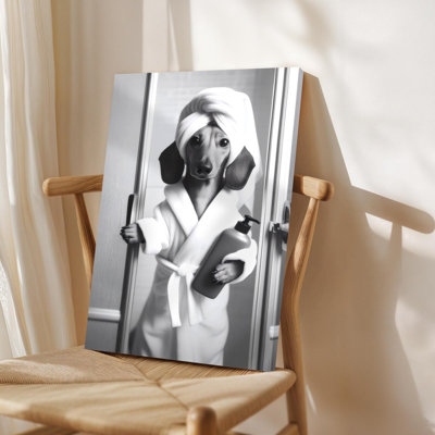 Art mural sur toile, teckel en robe et serviette, bouteille de maintien, style de photographie surréaliste. Décoration murale, œuvre d'art encadrée, prête à accrocher, disponible en 16 x 24, 20 x 30, 24 x 36 pouces