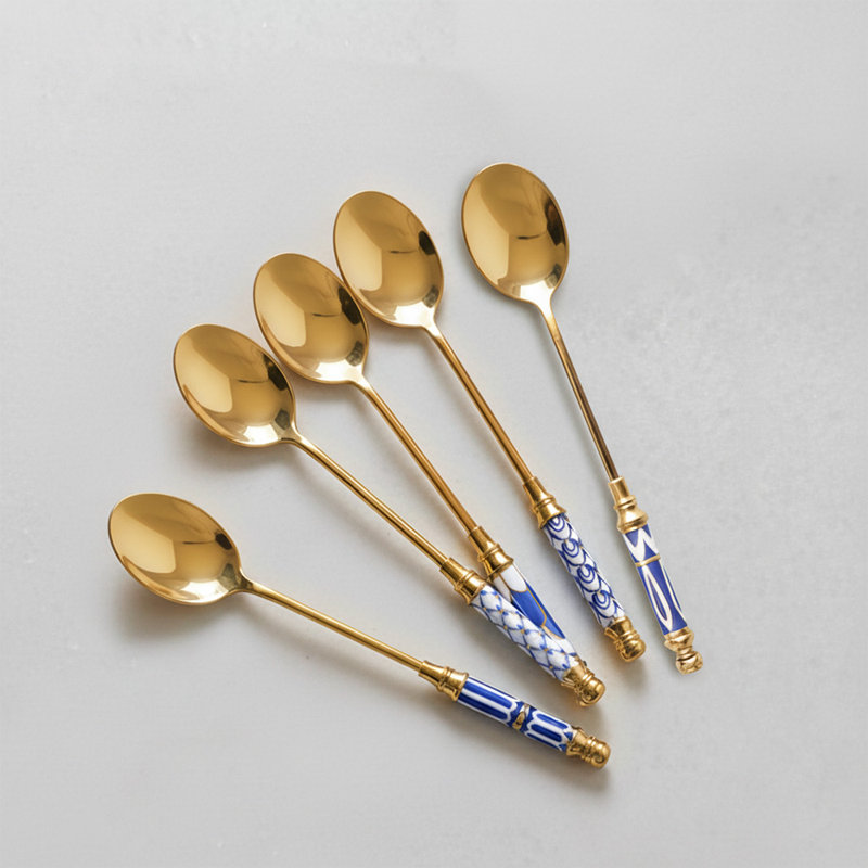 Ensemble de cuillères en céramique plaquées or bleues et blanches, cinq cuillères à café de 5,7 pouces allant au lave-vaisselle pour espresso, café, desserts, mariages et pendaisons de crémaillère
