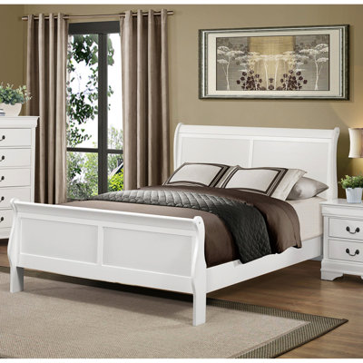 Chambre à coucher traditionnelle, grand lit blanc classique, bois avec tête de lit et chambre de style, finition,