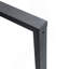 Une table de salle à manger rectangulaire rétro minimaliste avec un dessus spécialement texturé et des pieds en métal noir. Plateau de table contemporain en panneau de fibres à densité moyenne gris minimaliste.-1600231140