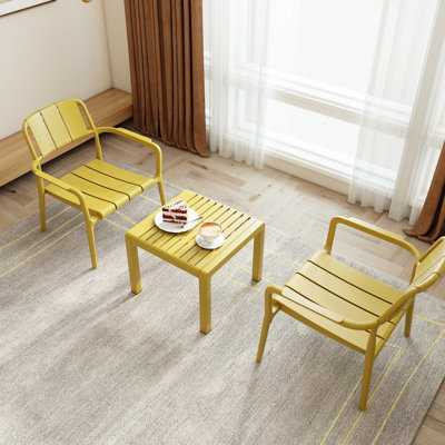 2 chaises simples et table basse pour 2 personnes, meubles en polypropylène jaune, pour l'intérieur et l'extérieur, décoloration, conception toutes saisons, utilisation intérieure / extérieure à 5 réglages, qualité commerciale, toutes saisons, robustes,