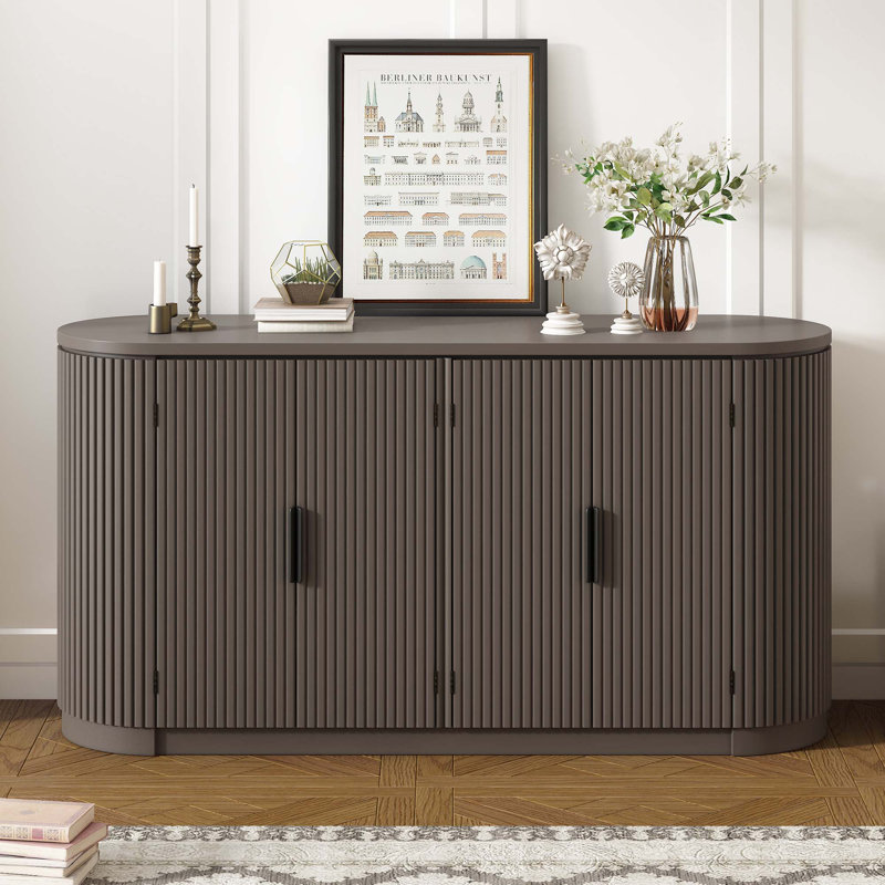 Buffet moderne à quatre portes avec poignées en métal et tablettes réglables, Brun