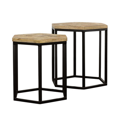 2 tables gigognes contemporaines avec des pieds en bois naturel et noir et des pieds en métal pour le salon.