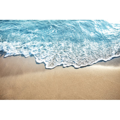 Douces vagues sur la plage de sable de Xesai