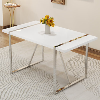 Table de salle à manger moderne en bois avec base en métal