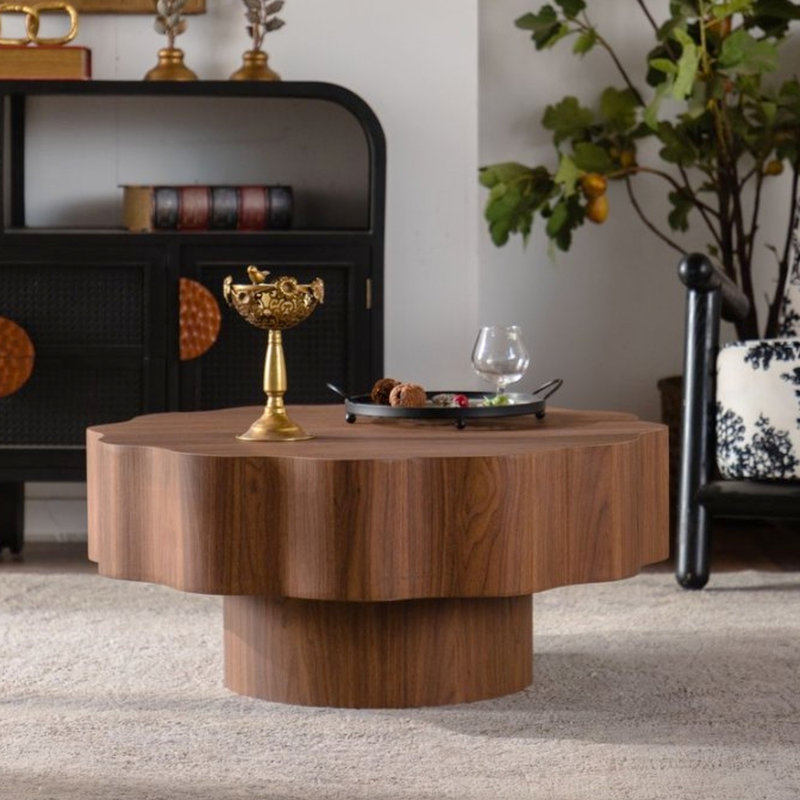 Table basse ronde 31,5 pouces en noyer avec grain de bois autocollant, idéale pour décorer un salon avec un bord festonné