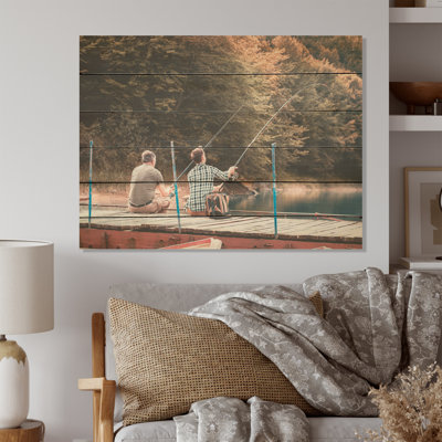 Photo «Men Fishing At The Dock» - Chasse et pêche, art mural sur bois de pin naturel