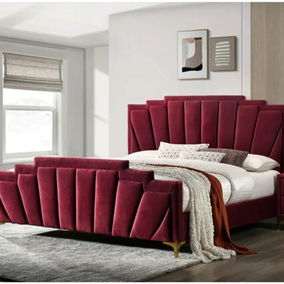 Lit traditionnel très grand lit en flanelle rouge avec pieds en acier plaqué or, tête de lit capitonnée et détails rembourrés