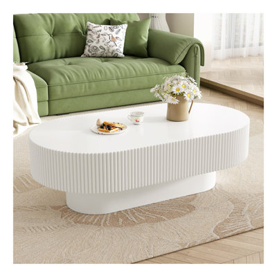 Table basse ovale élégante de 43,3 po avec plateau de 6,8 po d'épaisseur, table de bout tambour moderne de style crème, table centrale cannelée minimaliste avec base robuste pour le salon, assemblage facile, blanc