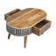 Table basse reposant sur quatre pieds en bois massif avec rangement
