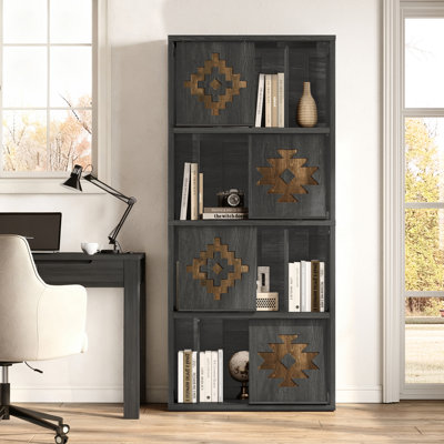 Nesture. Bibliothèque avec serre-livres amovibles, bibliothèque à portes coulissantes biseautées avec tablettes de rangement ouvertes à 4 niveaux, grande vitrine en bois pour le salon, le bureau personnel, la chambre à coucher, noir