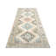 Tapis de couloir unique noué à la main des années 1960 de 4 pi 9 po x 12 pi 6 po en beige / bleu / noir / rouge