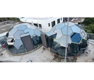 Dômes géodésiques avec panneau de verre hexagonal