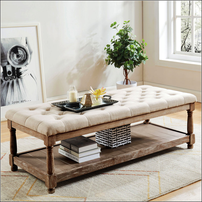 Banc de style rustique avec rangement ouvert au bas et siège capitonné, parfait pour les vestibules et les salons