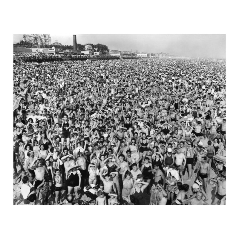 [Foule de l'après-midi à Coney Island Brooklyn] par Weegee - Reproduction giclée, H 22 po x l 28 po