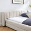 Lit tapissier en chenille moderne avec structure robuste et tête de lit douce, parfait pour les chambres élégantes-228161635
