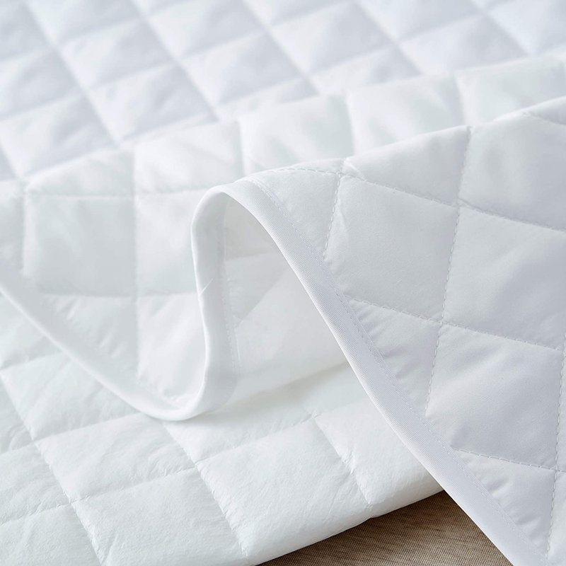 Protège-matelas matelassé imperméable Banda avec sangles élastiques silencieuses et confortables, Très grand californien