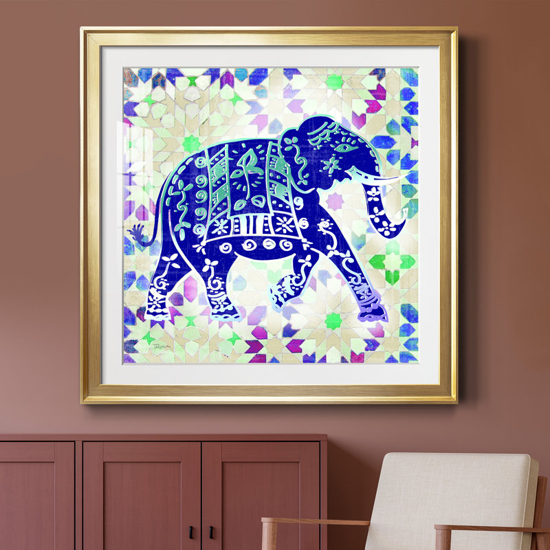 Painted Elephant I - Peinture encadrée, Papier encadré doré, H 34,5 po x l 34,5 po x P 1,5 po