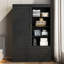 Armoire haute pour chambre avec porte de grange, tringle, tiroirs et tablettes ouvertes pour un rangement efficace des vêtements