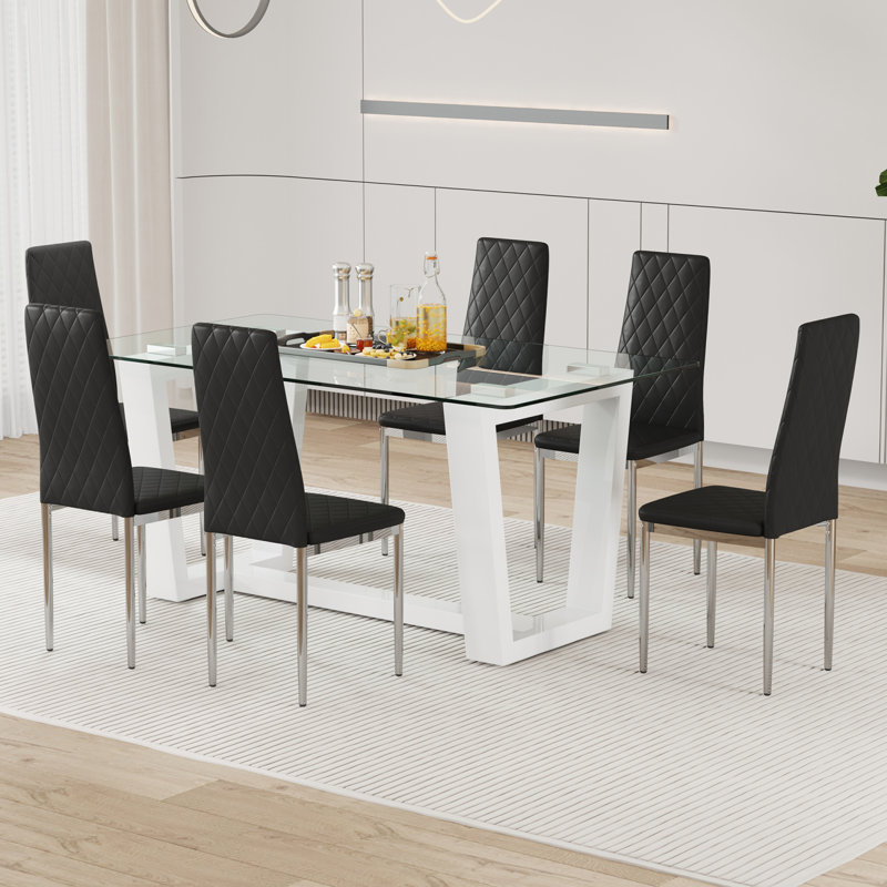 Ensemble de table et de chaises. Une table de salle à manger rectangulaire comprend un plateau en verre trempé et un support en panneau de fibres à densité moyenne blanc élégant.