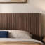 Tête de lit murale en bois avec rainure 3D pour très grand lit-917064382-917064320