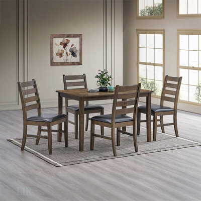 Ensemble de salle à manger 5 pièces à finition noyer avec chaises en cuir synthétique brun et table en bois d'hévéa massif, parfait pour les cuisines modernes et les sièges confortables.