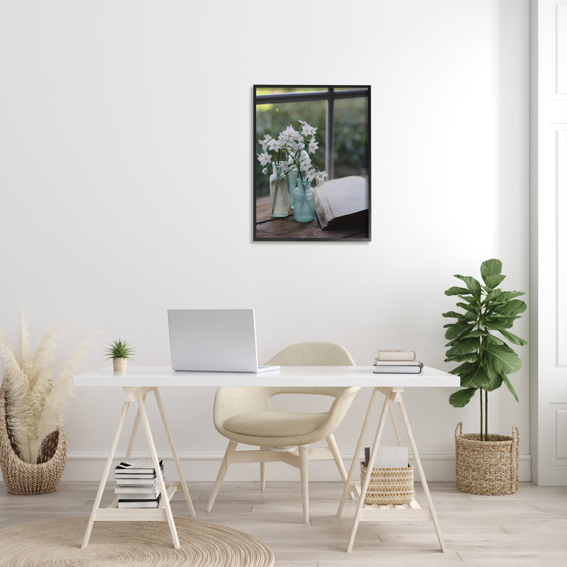 Fleurs blanches délicates, H 30 po x l 24 po x P 1,5 po, Giclée encadrée noir minuit
