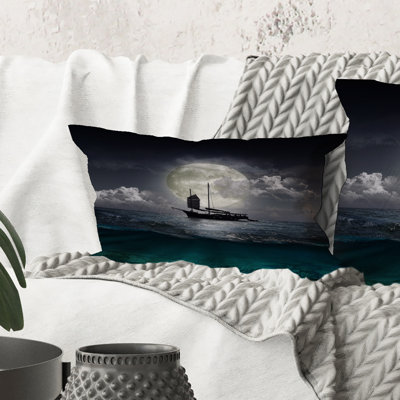 Rectangle, bateau de pêche sur le lac pendant la pleine lune - Coussin décoratif imprimé nautique et côtier